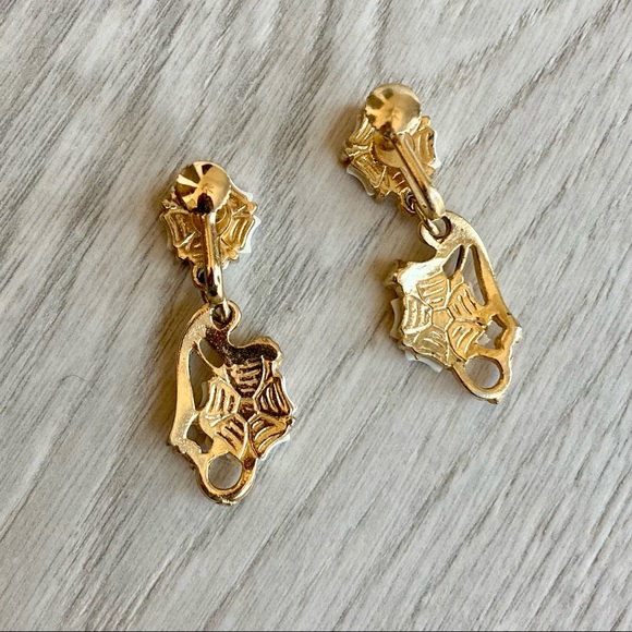 Vintage White Flower Gold Earrings Non Pierced (Matching Necklace Available) - Picture 3 of 5